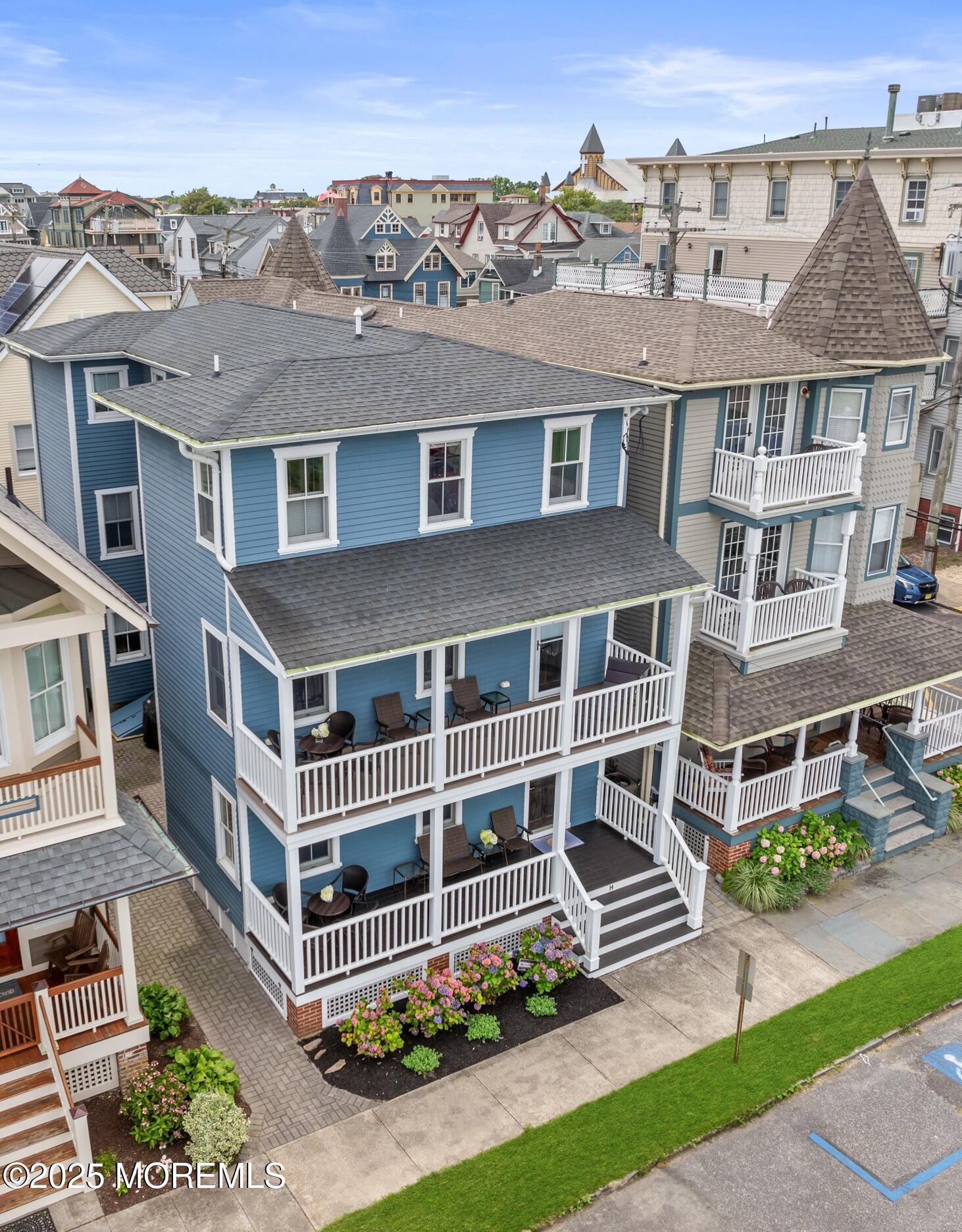 Image 2: 3 Levels/2 Porches