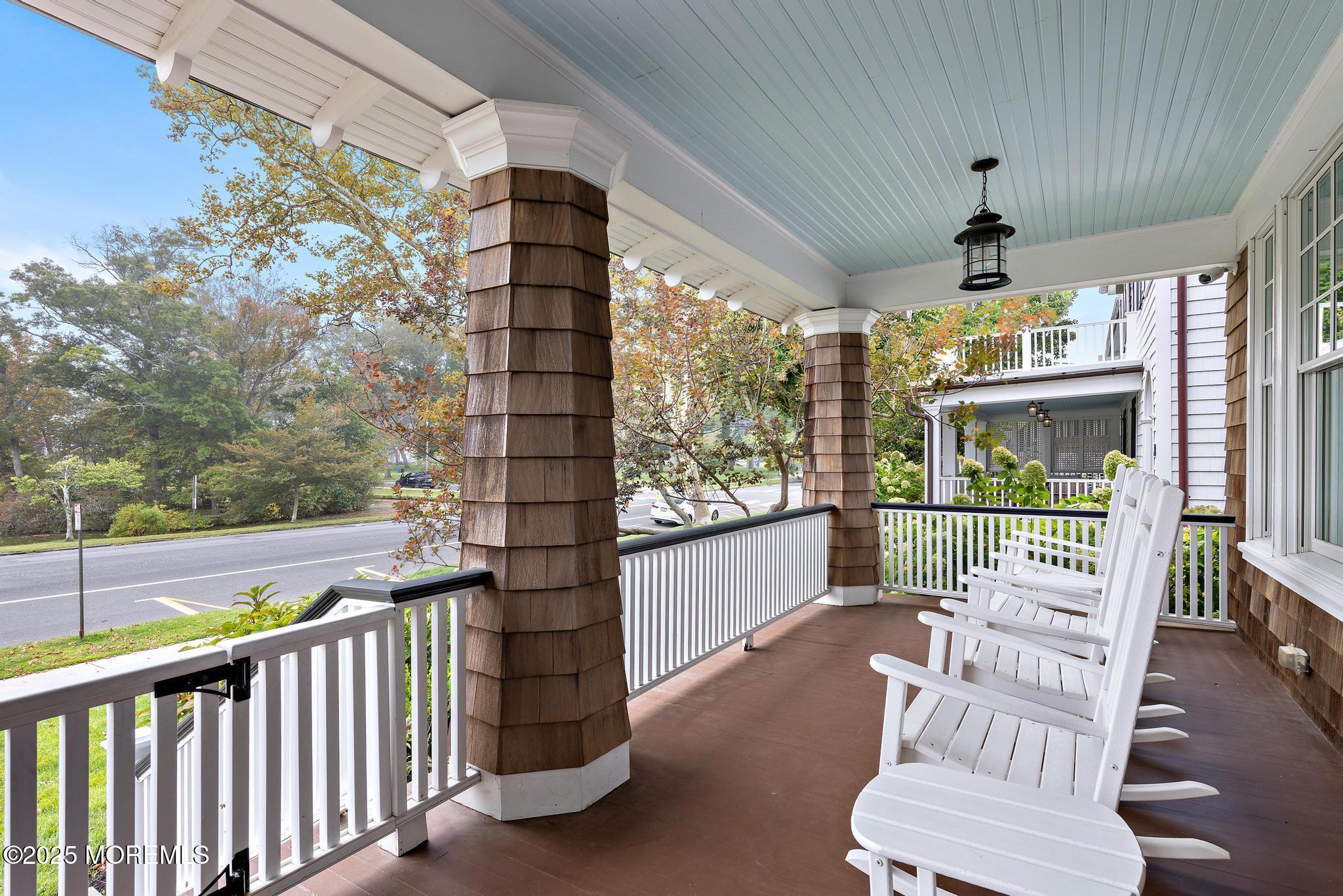 Image 4: rocking chair front porch w/lakeviews