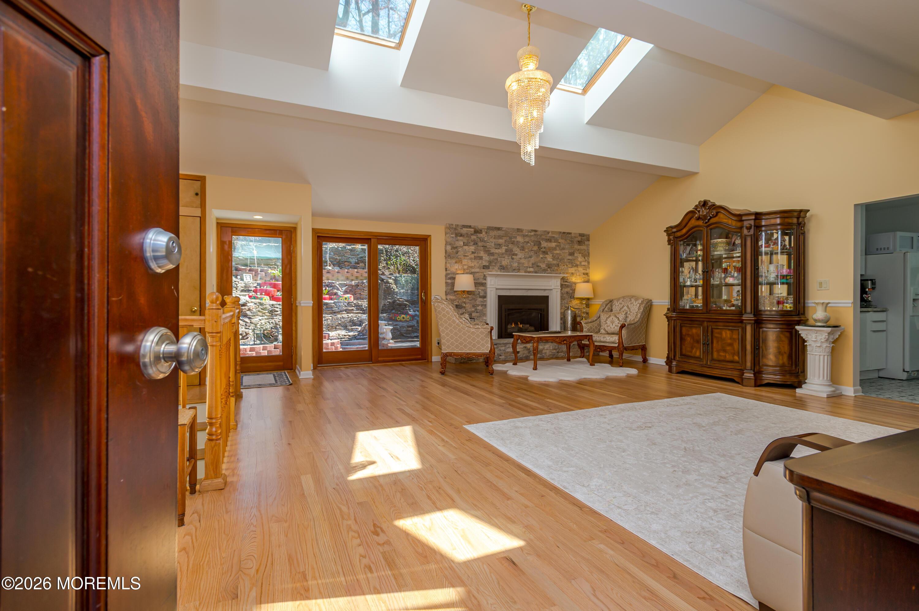 Image 4: Living Room