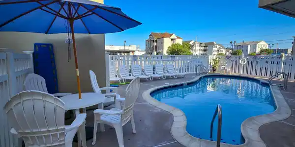 Image 2: Corine pool
