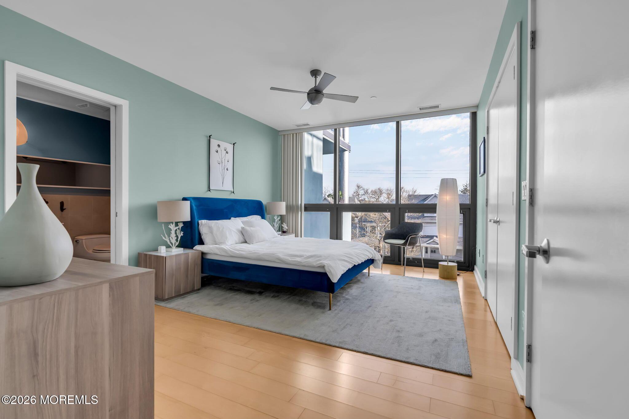 Image 4: Bedroom