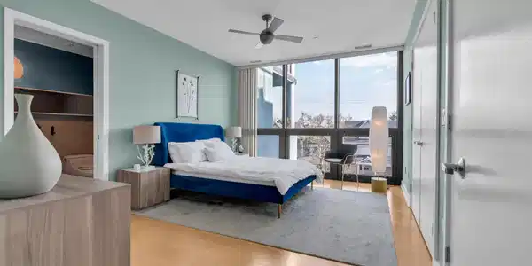 Image 4: Bedroom