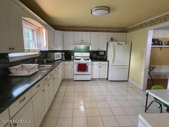 Image 4: Kitchen