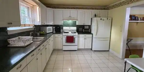 Image 4: Kitchen