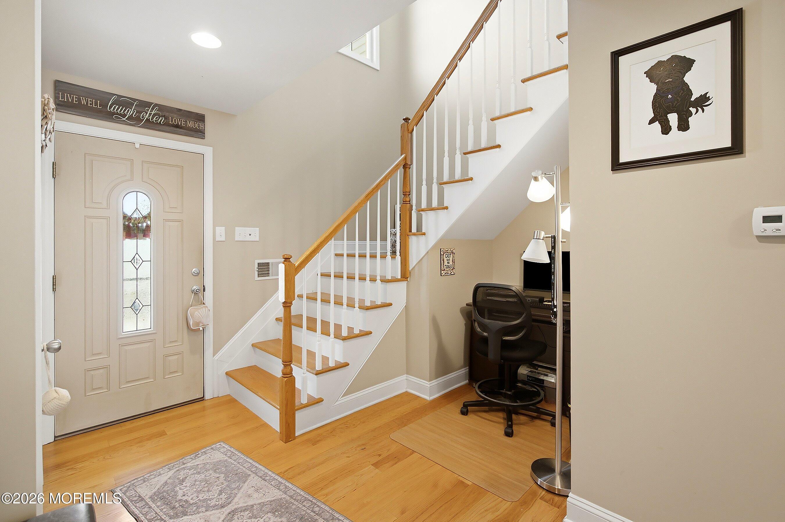 Image 4: 04-Foyer