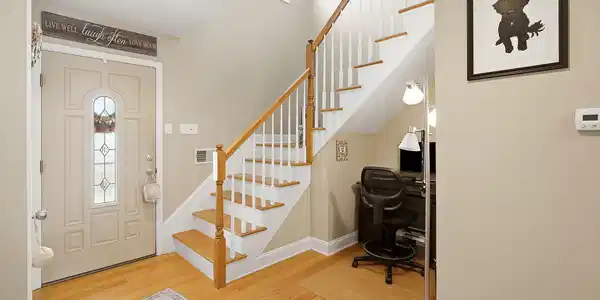 Image 4: 04-Foyer