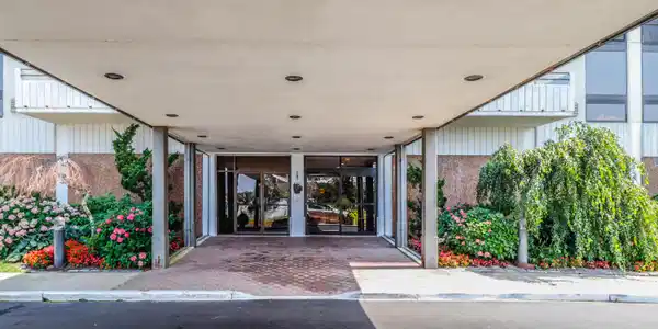 Image 3: Front Entry
