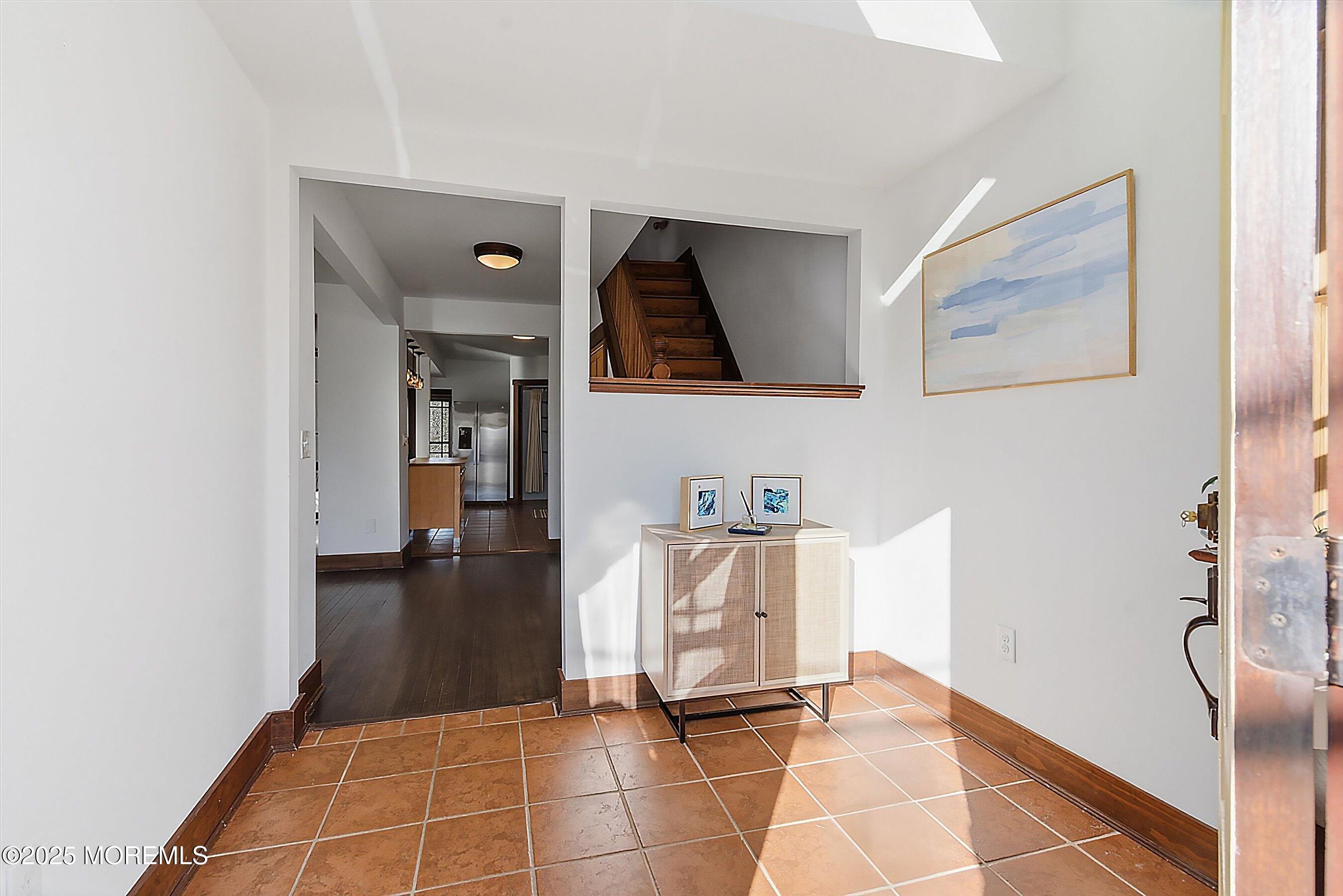 Image 2: 14-Foyer 1B