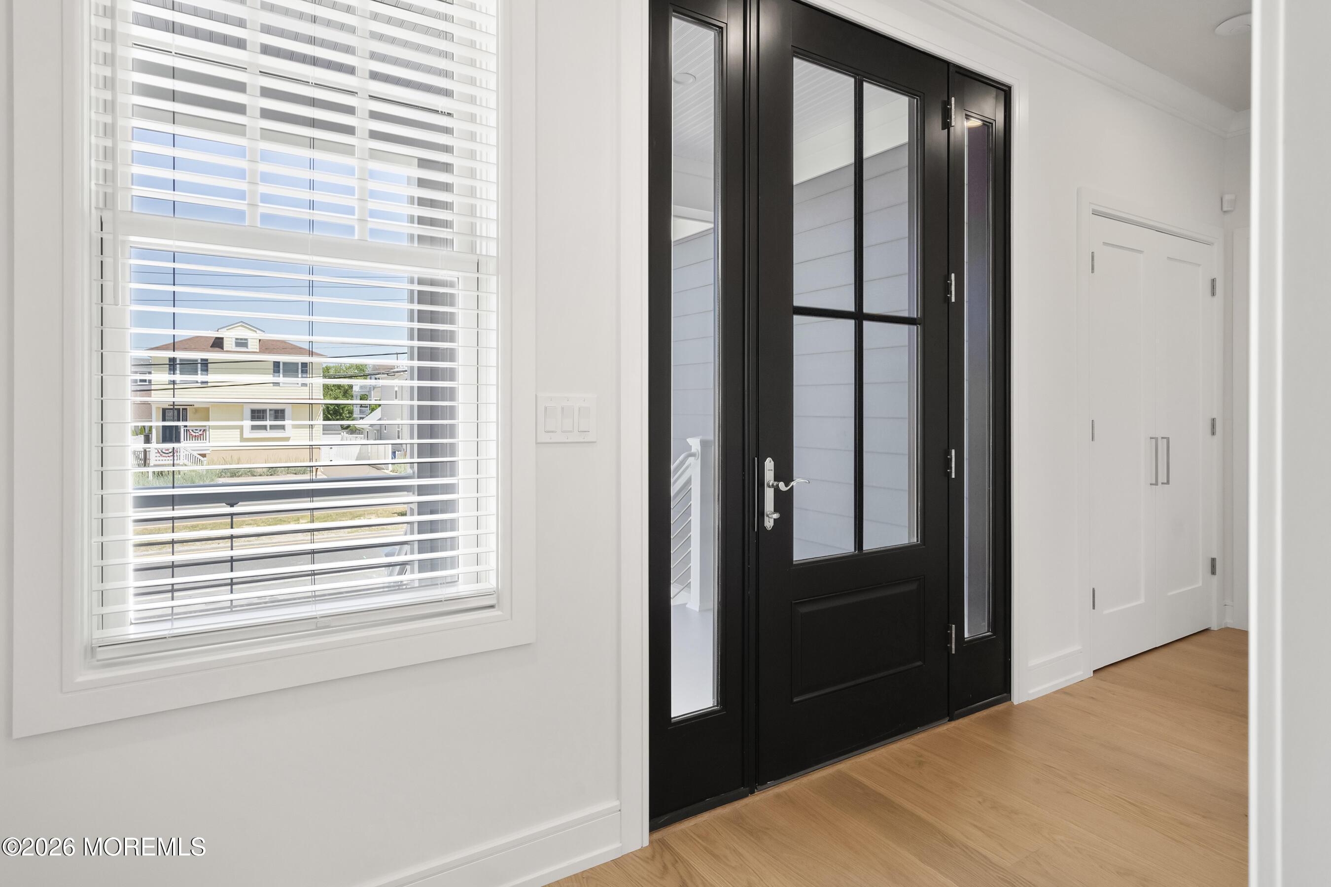 Image 4: 008-Foyer 1B