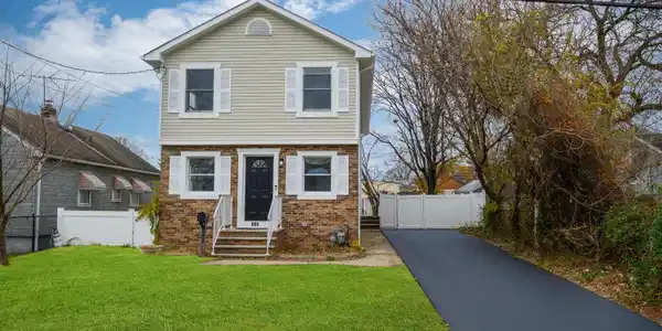 998 Woodmere Drive