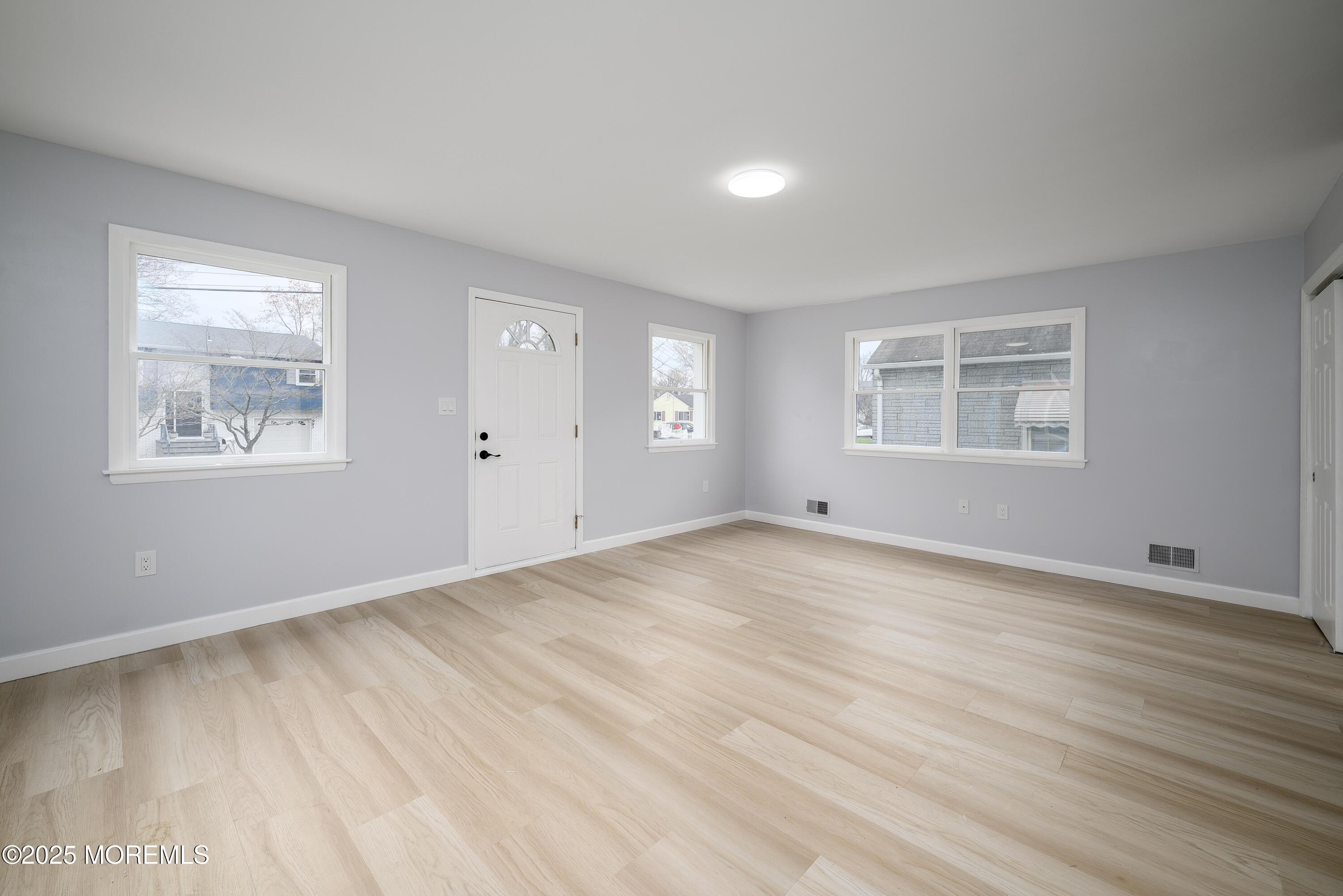 Image 3: 3-Living Room