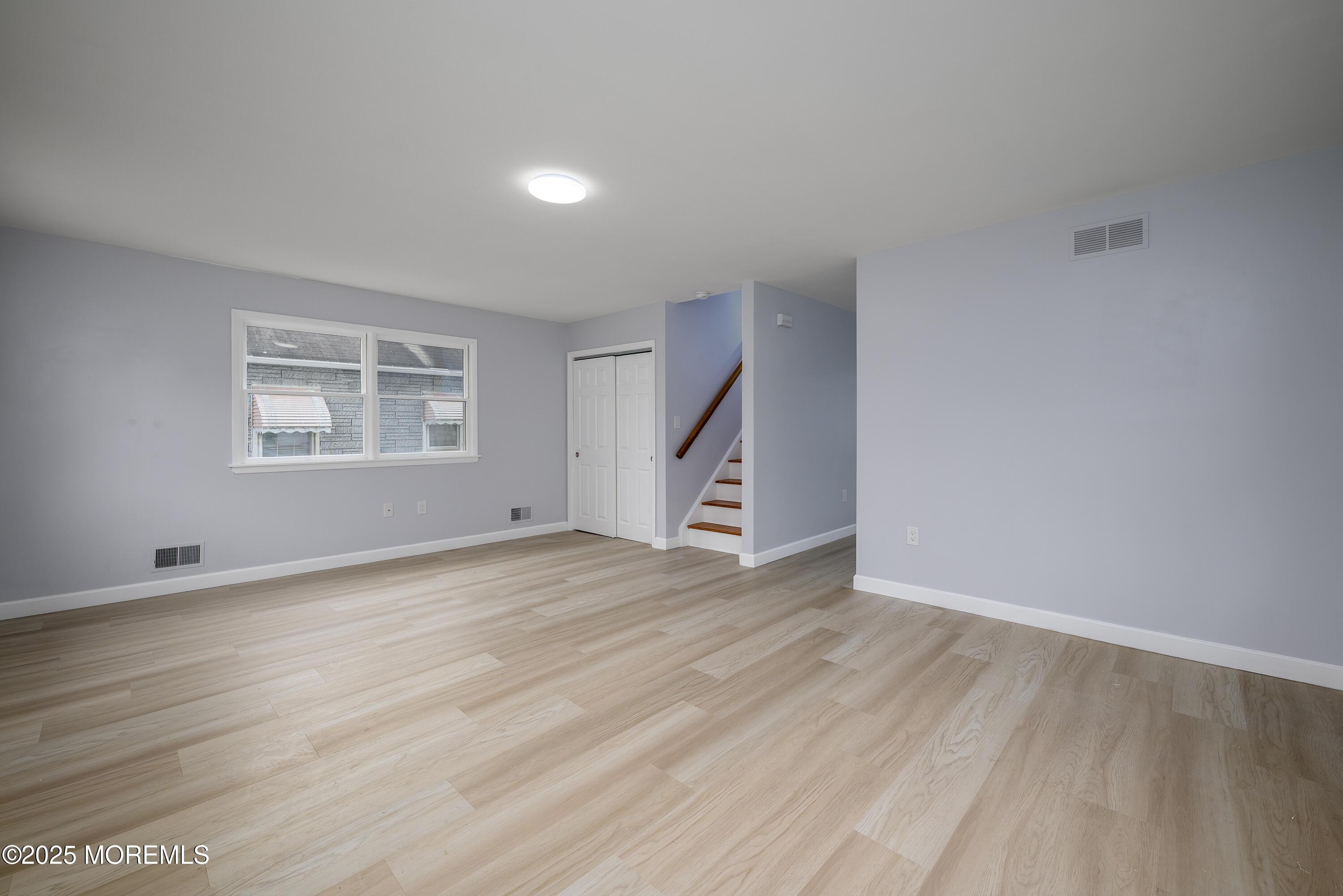 Image 4: 4-Living Room