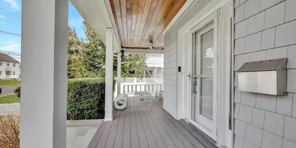 Image 4: 04-Porch