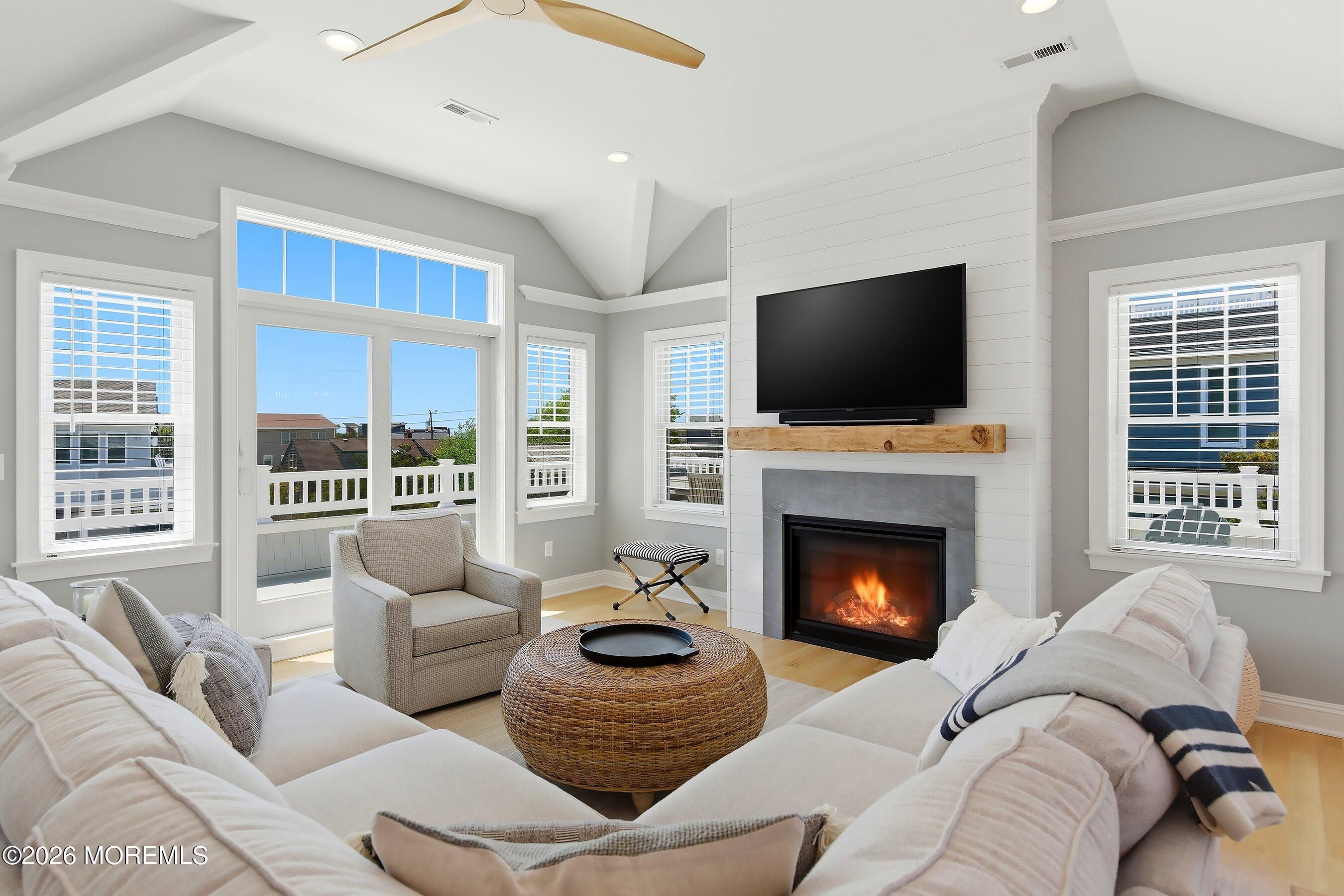 Image 3: Living Room