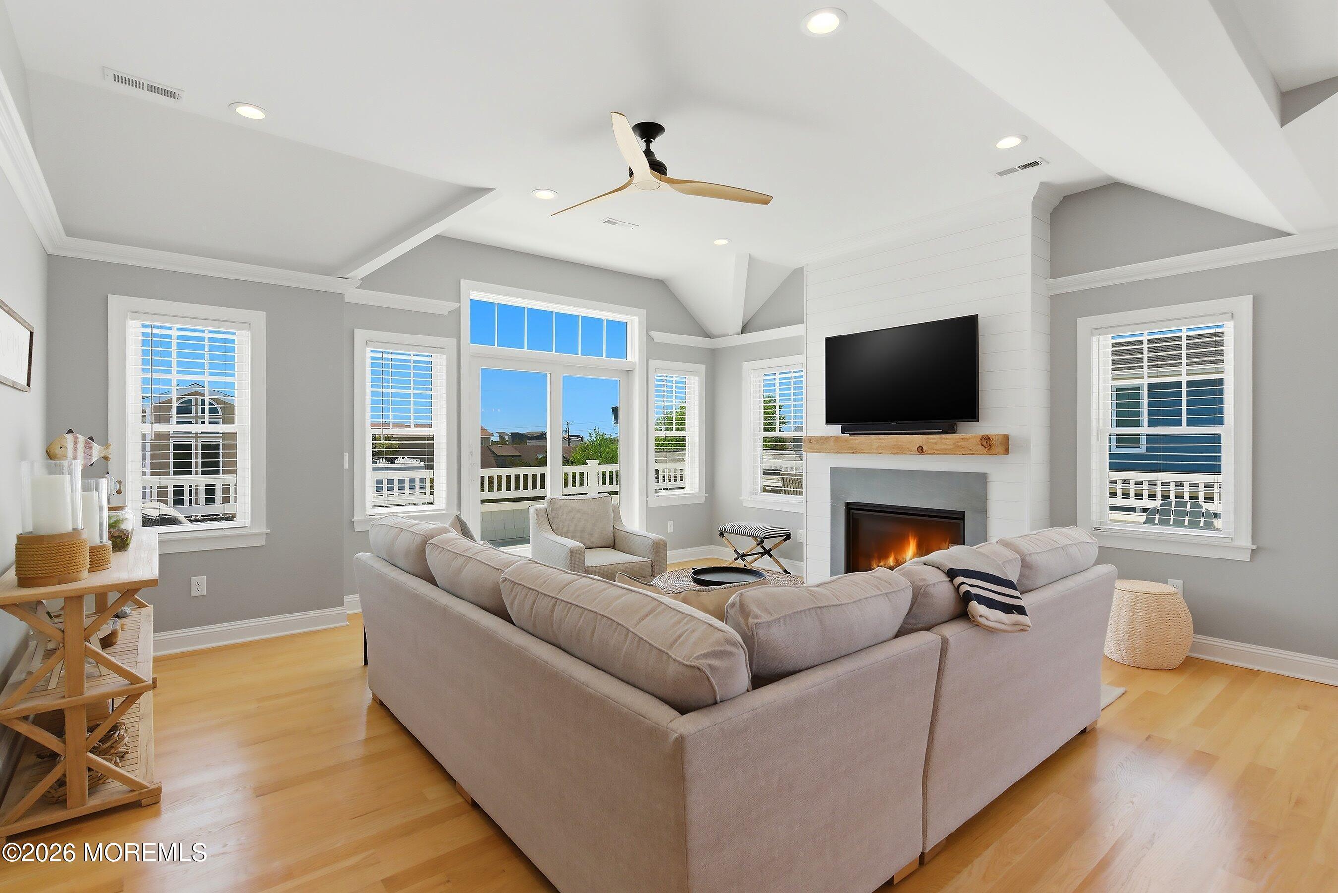 Image 4: Living Room