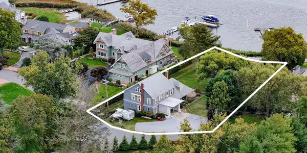 9 Carriage House Lane