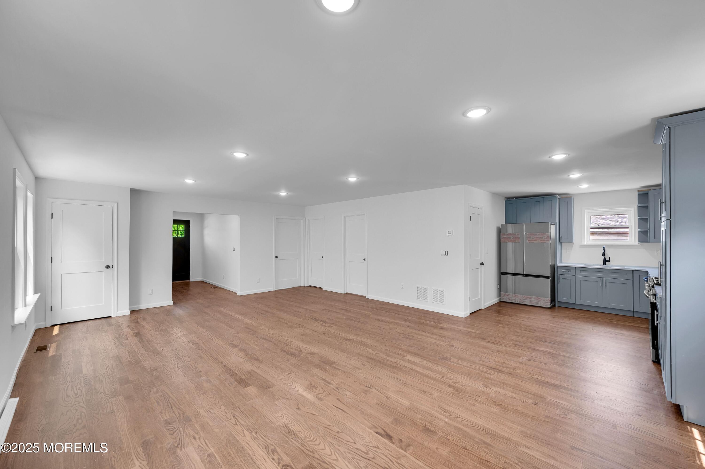 Image 2: OPEN AIRY LAYOUT
