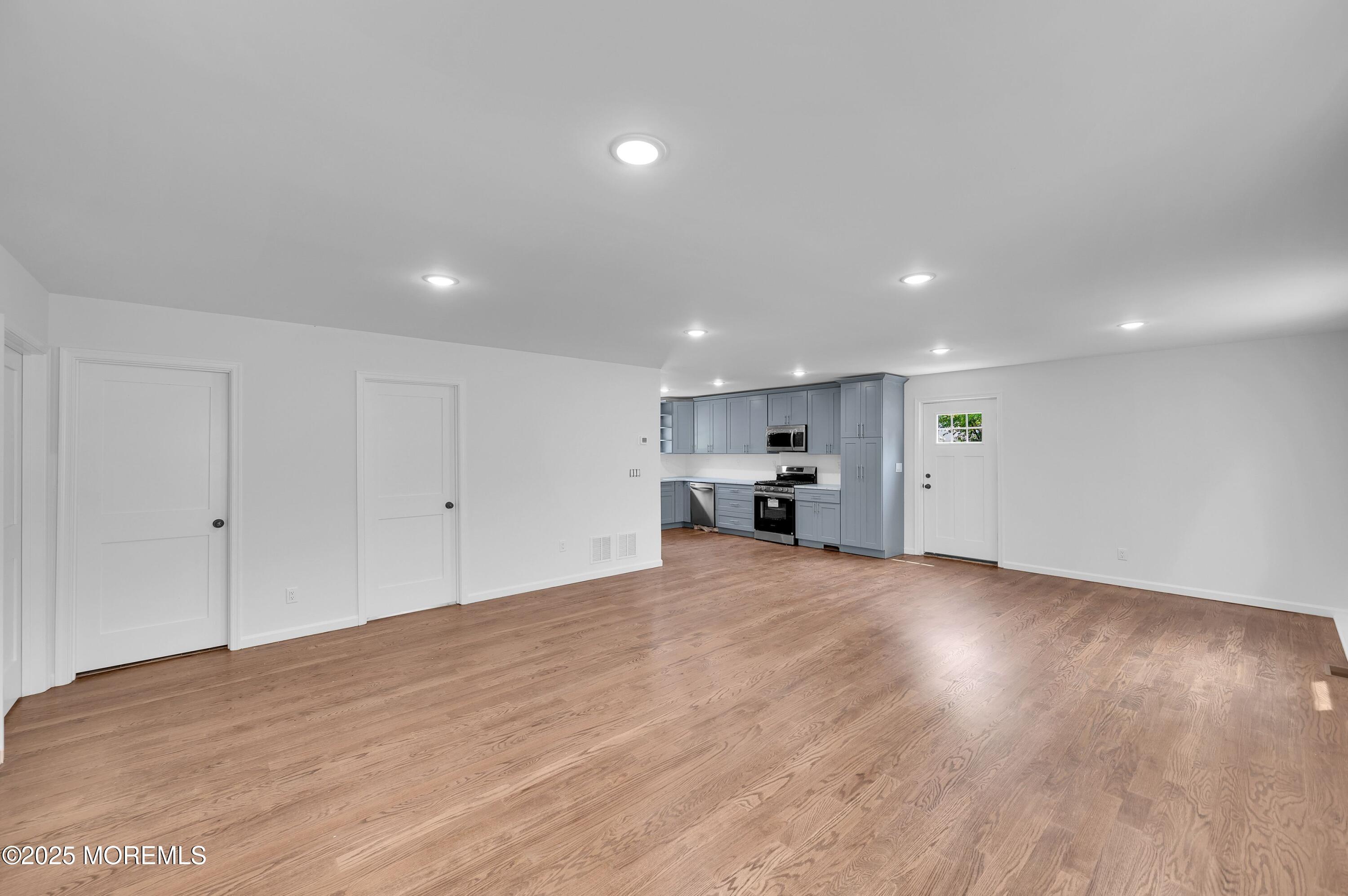 Image 4: HARDWOOD FLOORING THRU-OUT
