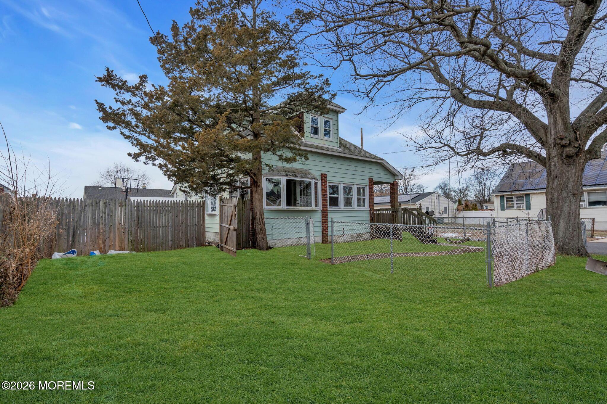Image 3: Side View of Murray Ln