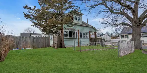 Image 3: Side View of Murray Ln