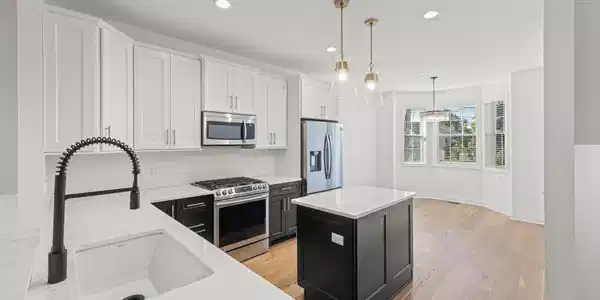 Image 4: kitchen
