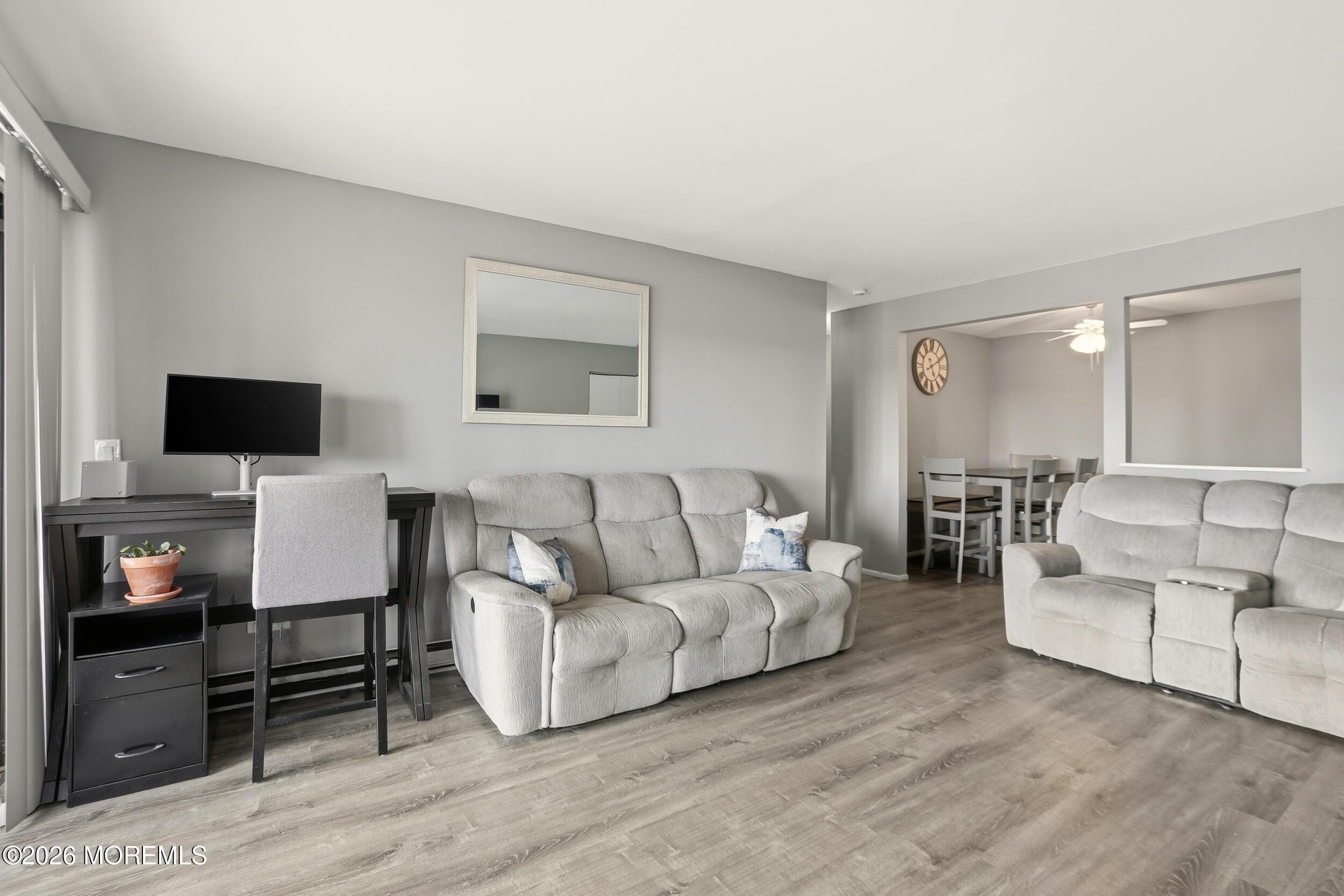 Image 4: Living Room