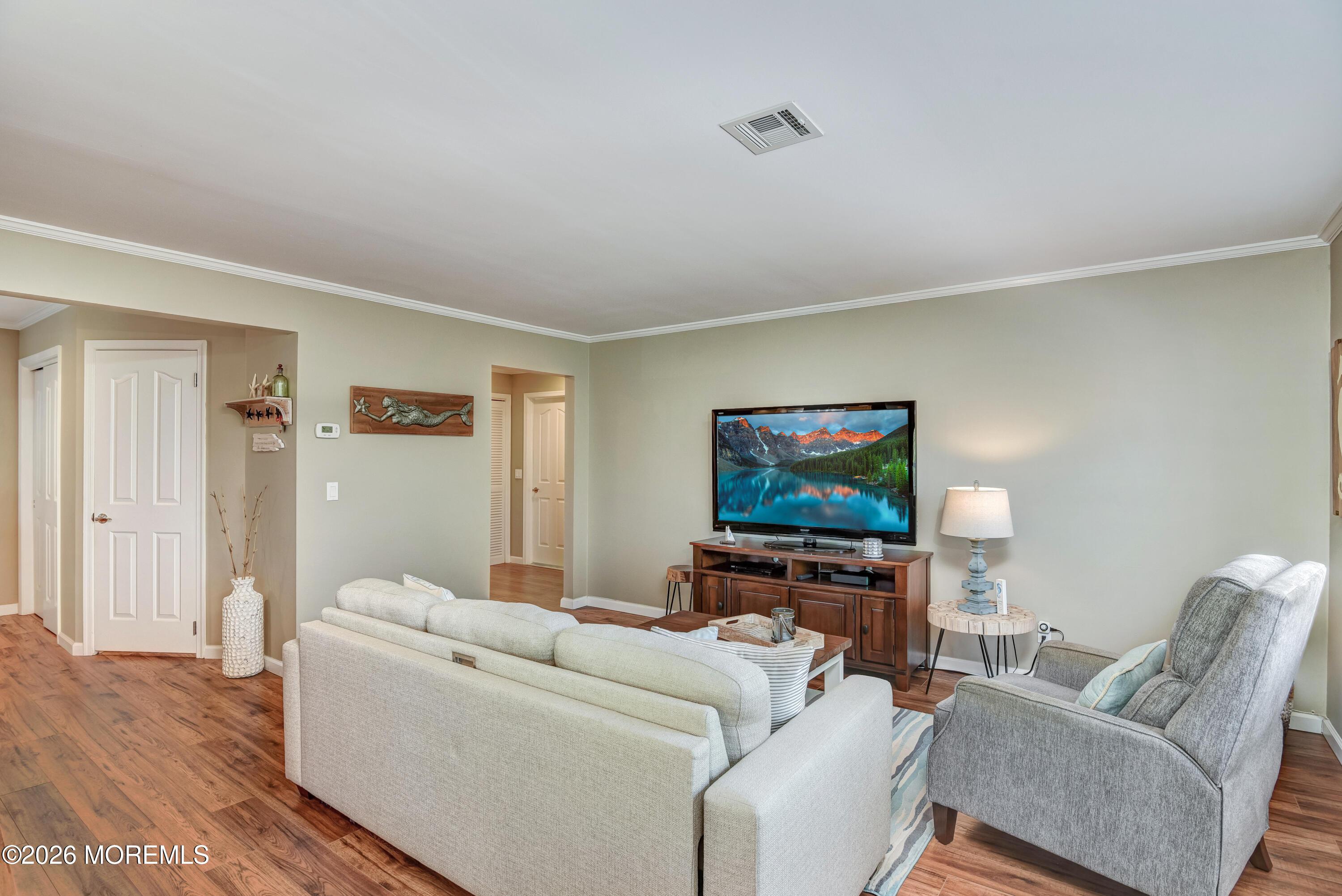Image 4: Living and Dining Room-3