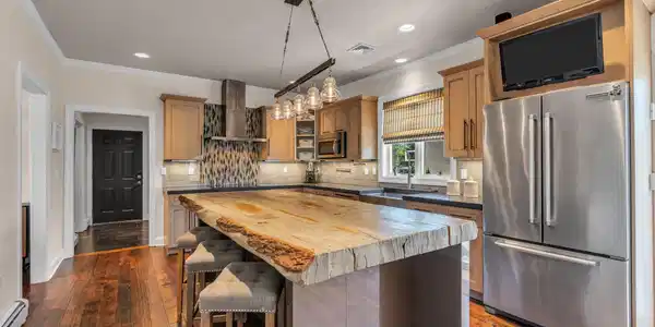 Image 4: KITCHEN