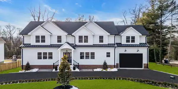 70 Valley Drive E