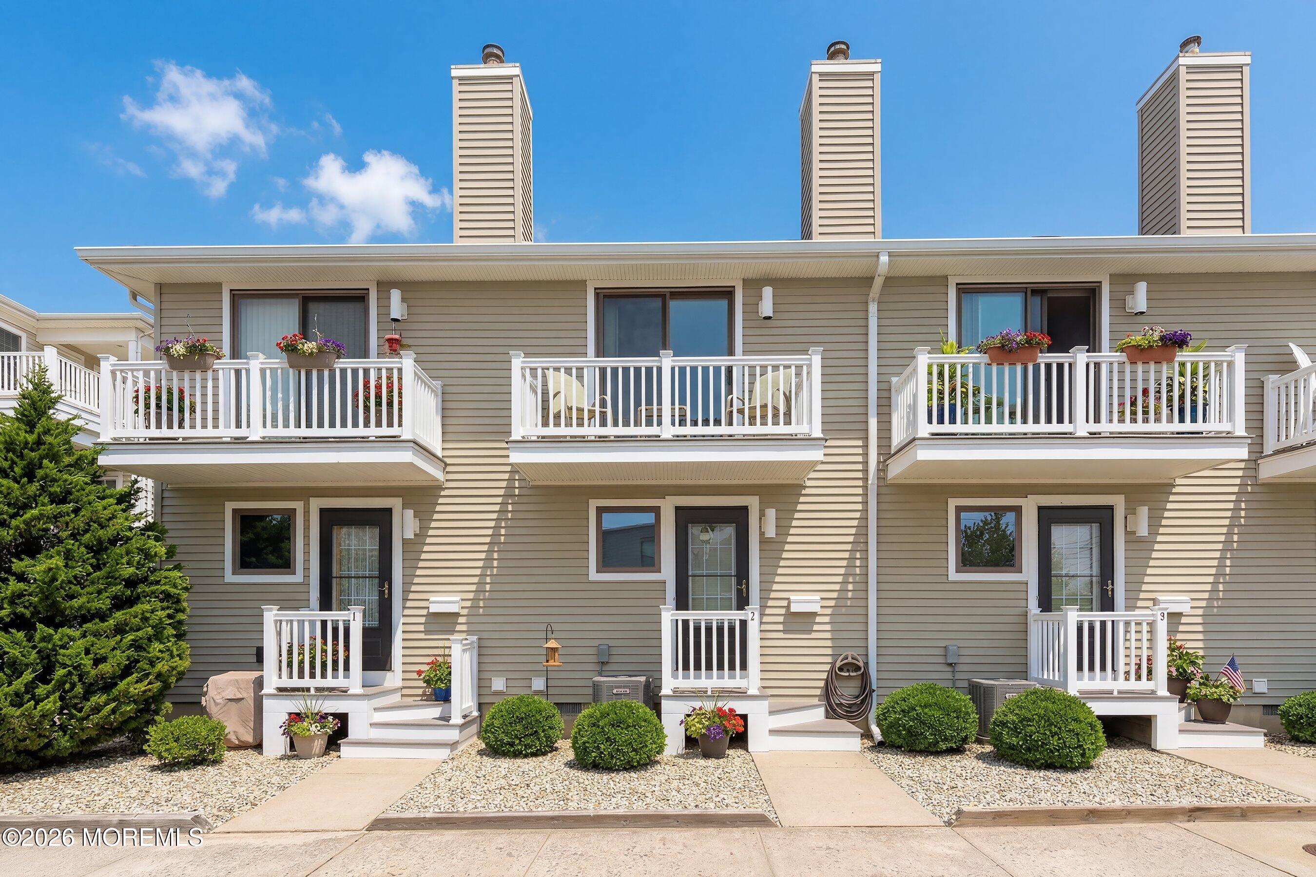 Image 4: WELCOME HOME!