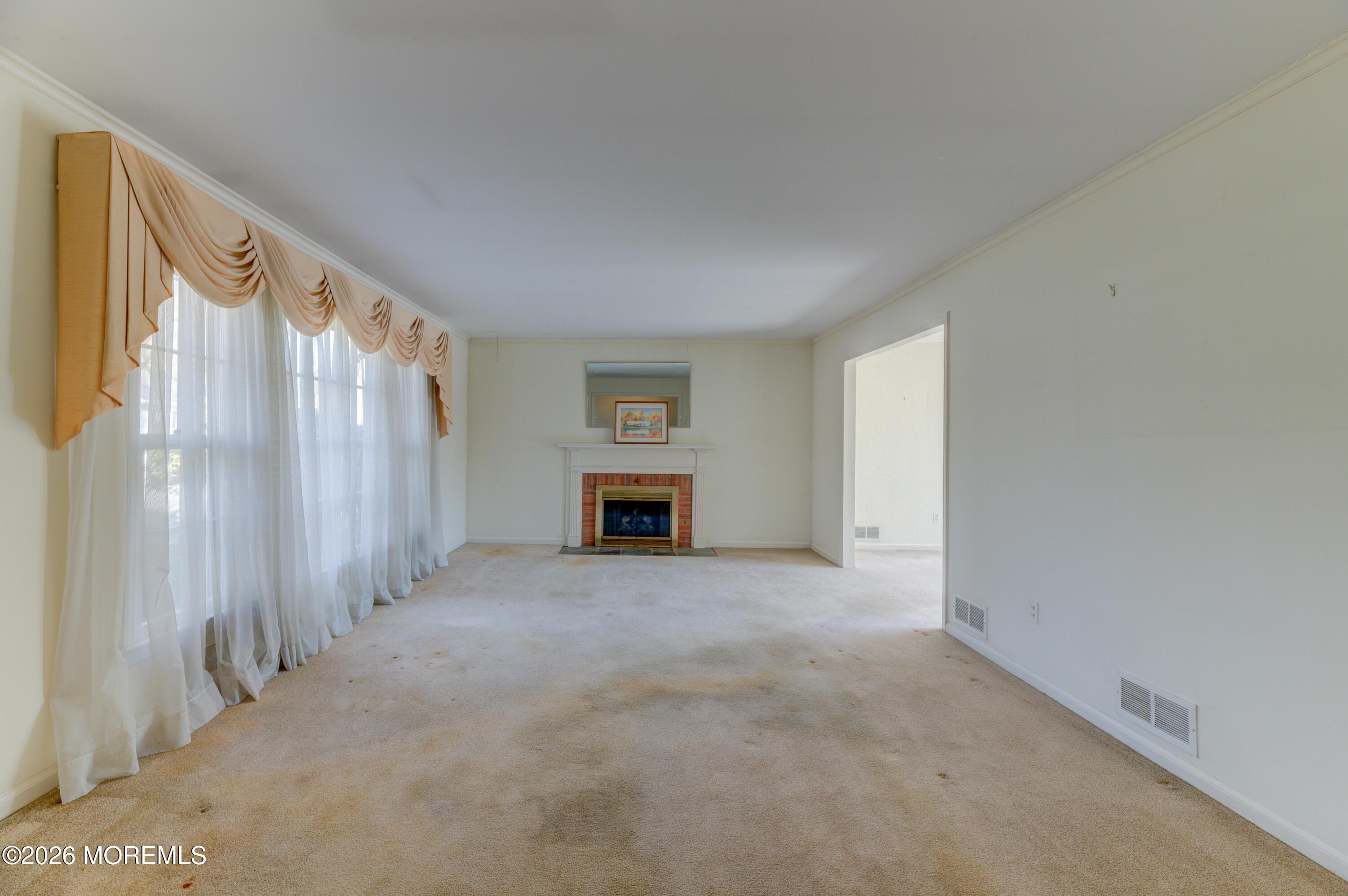 Image 3: 25 Buttonwood Dr 7 of 40