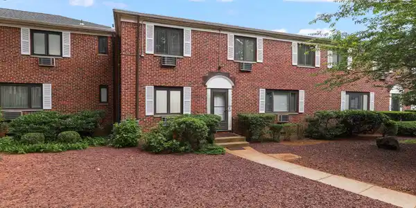 208 E Manor