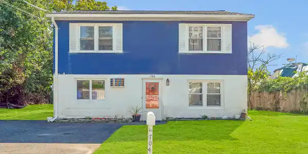 704 Mount Place