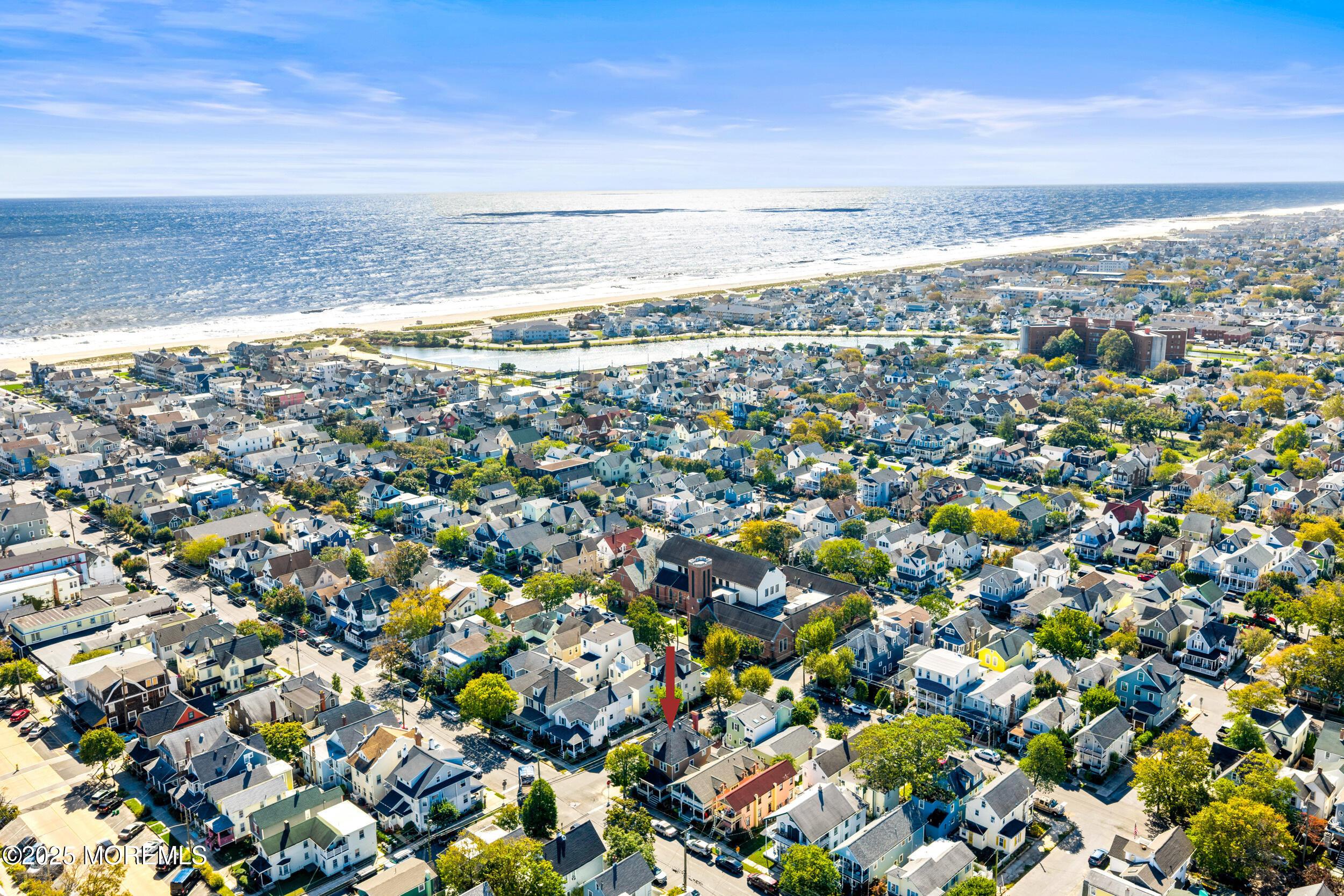 Image 4: 5 blocks to the beach