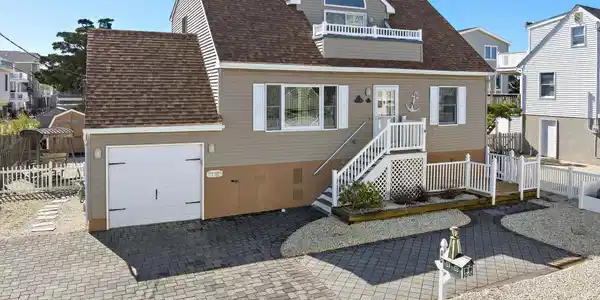 10 W Mermaid Lane