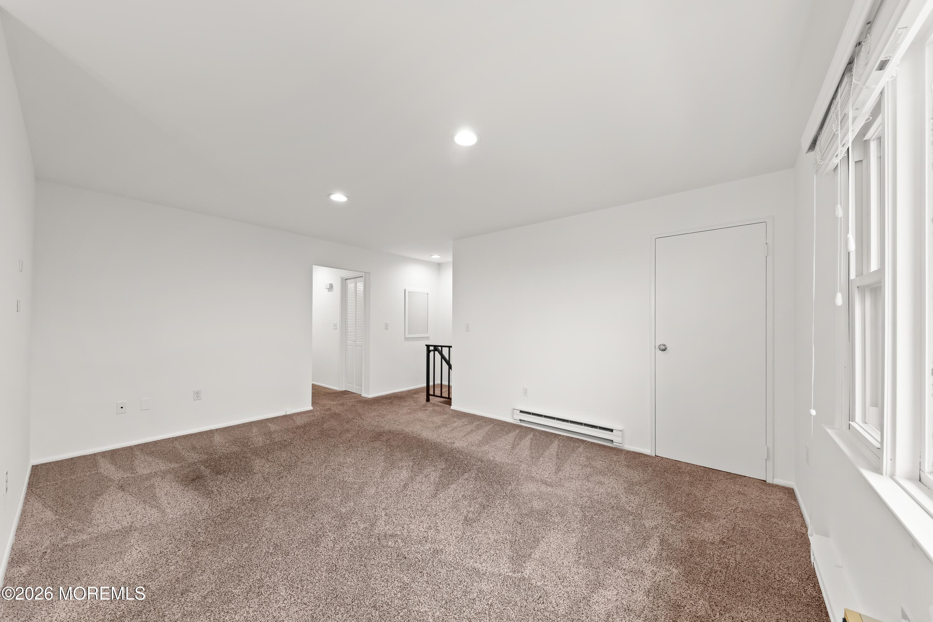 Image 2: Living Room (2)