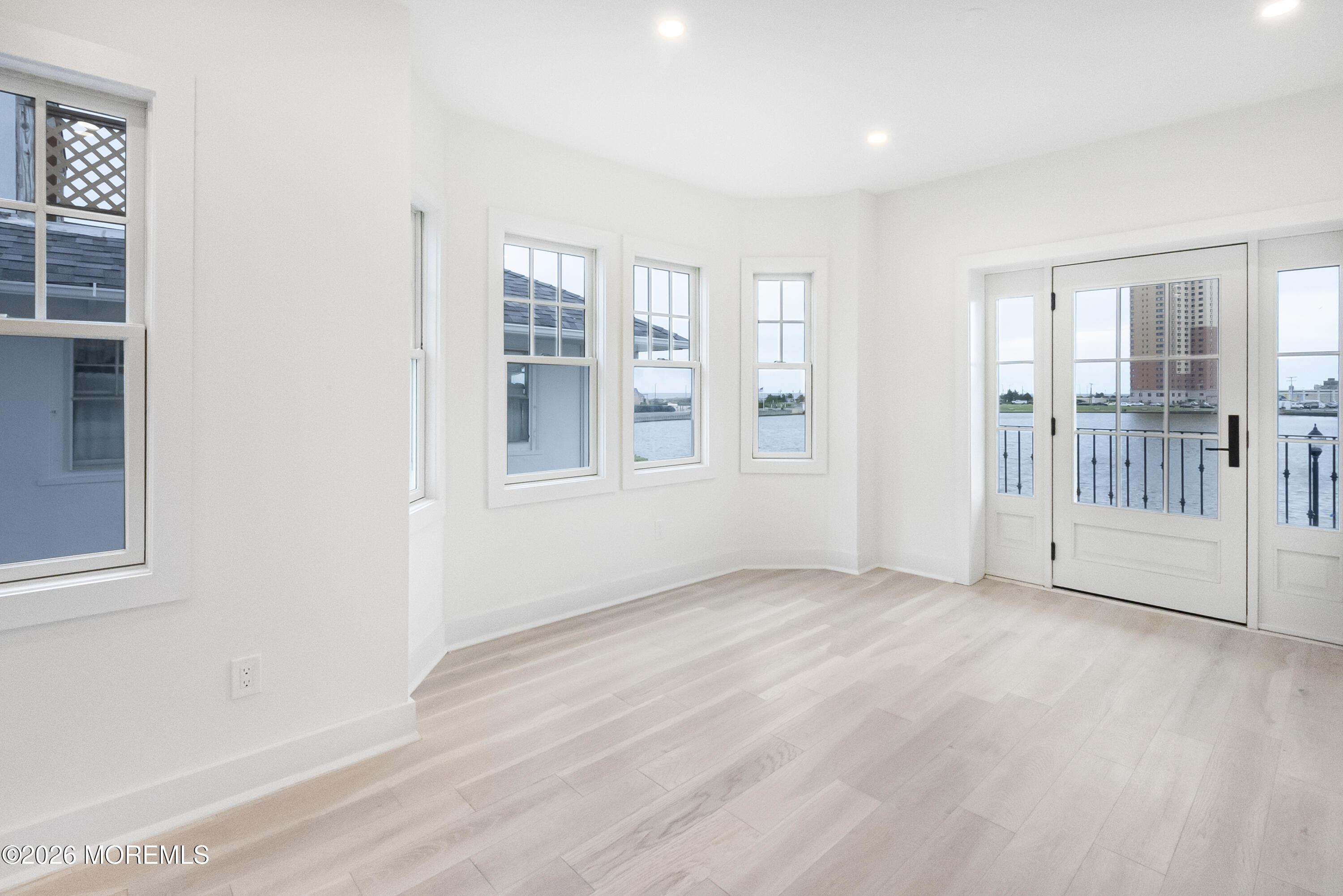 Image 4: Living Room