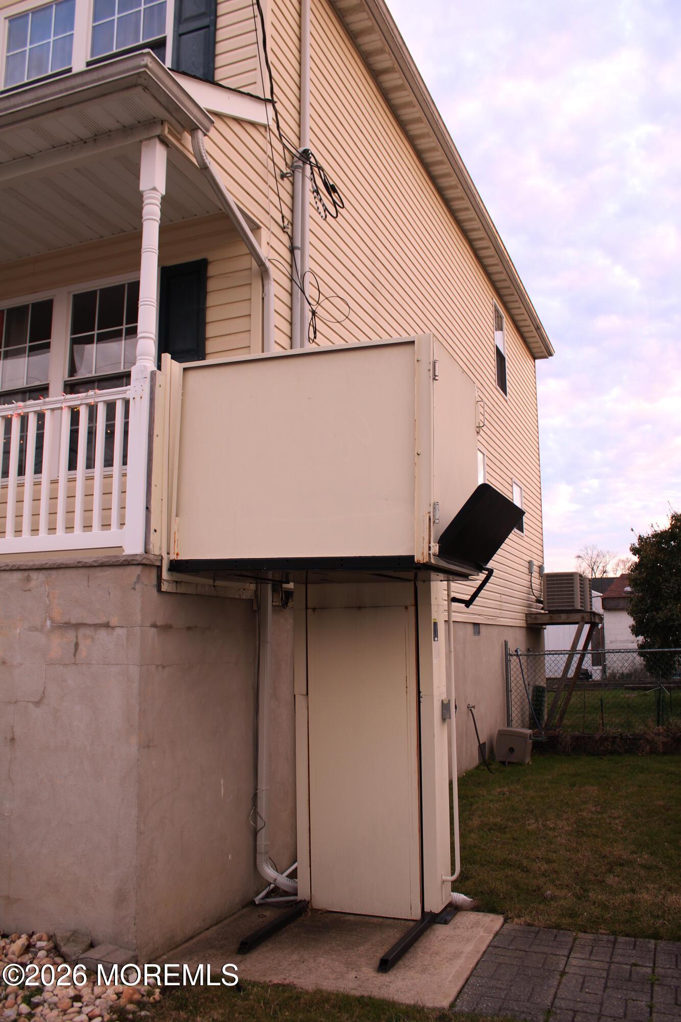 Image 4: Side of House Elevator