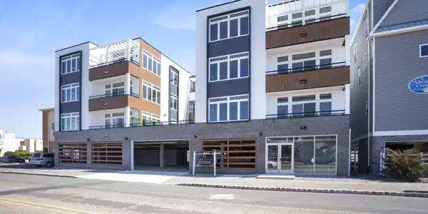Image 4: 1010 Blvd (4)