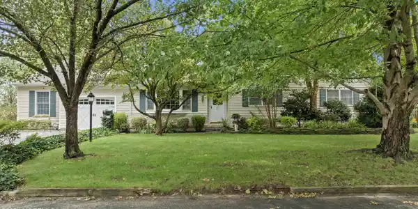 19 Iroquois Avenue