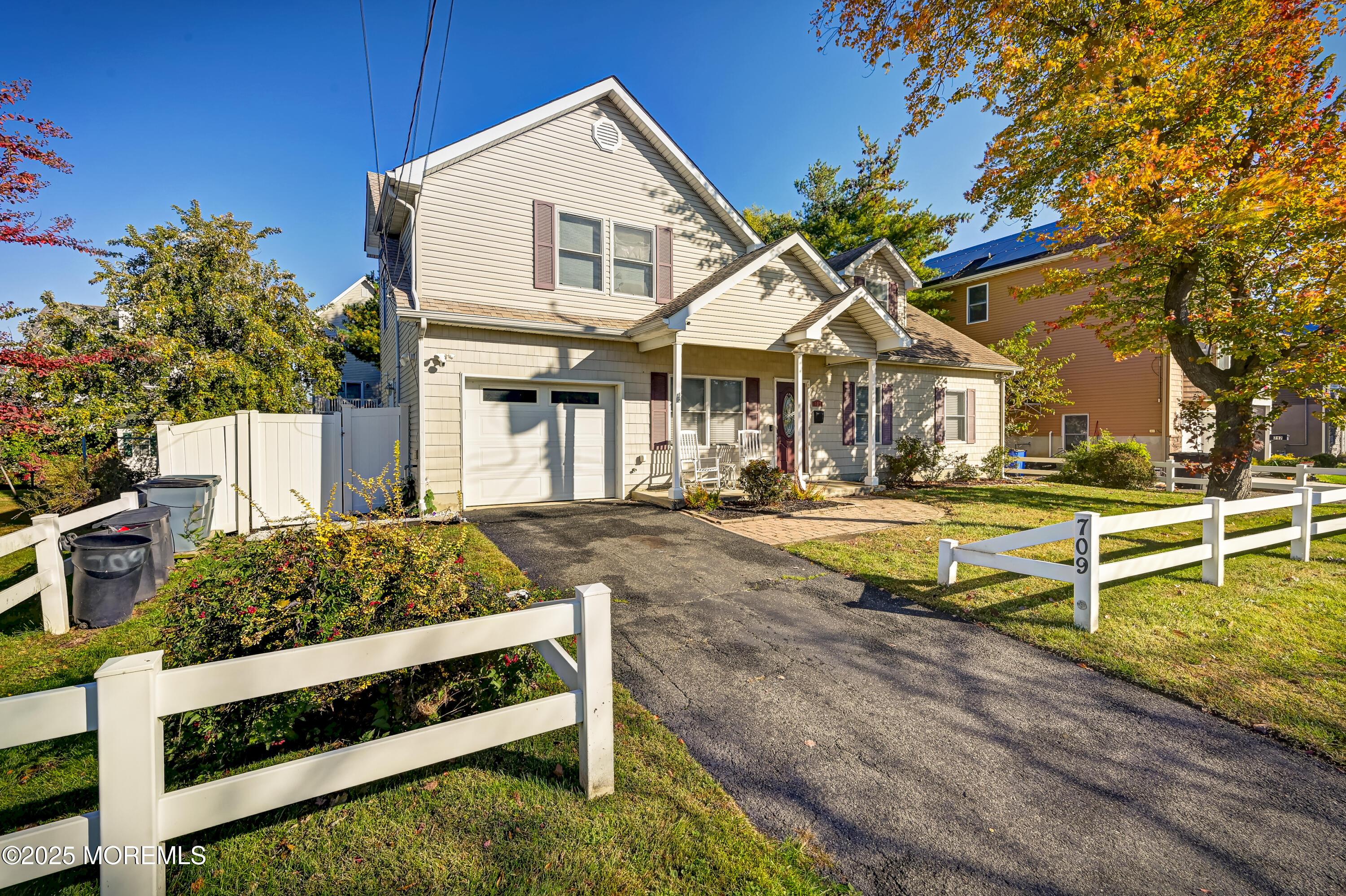 Image 3: 709_lorillard_ave_001