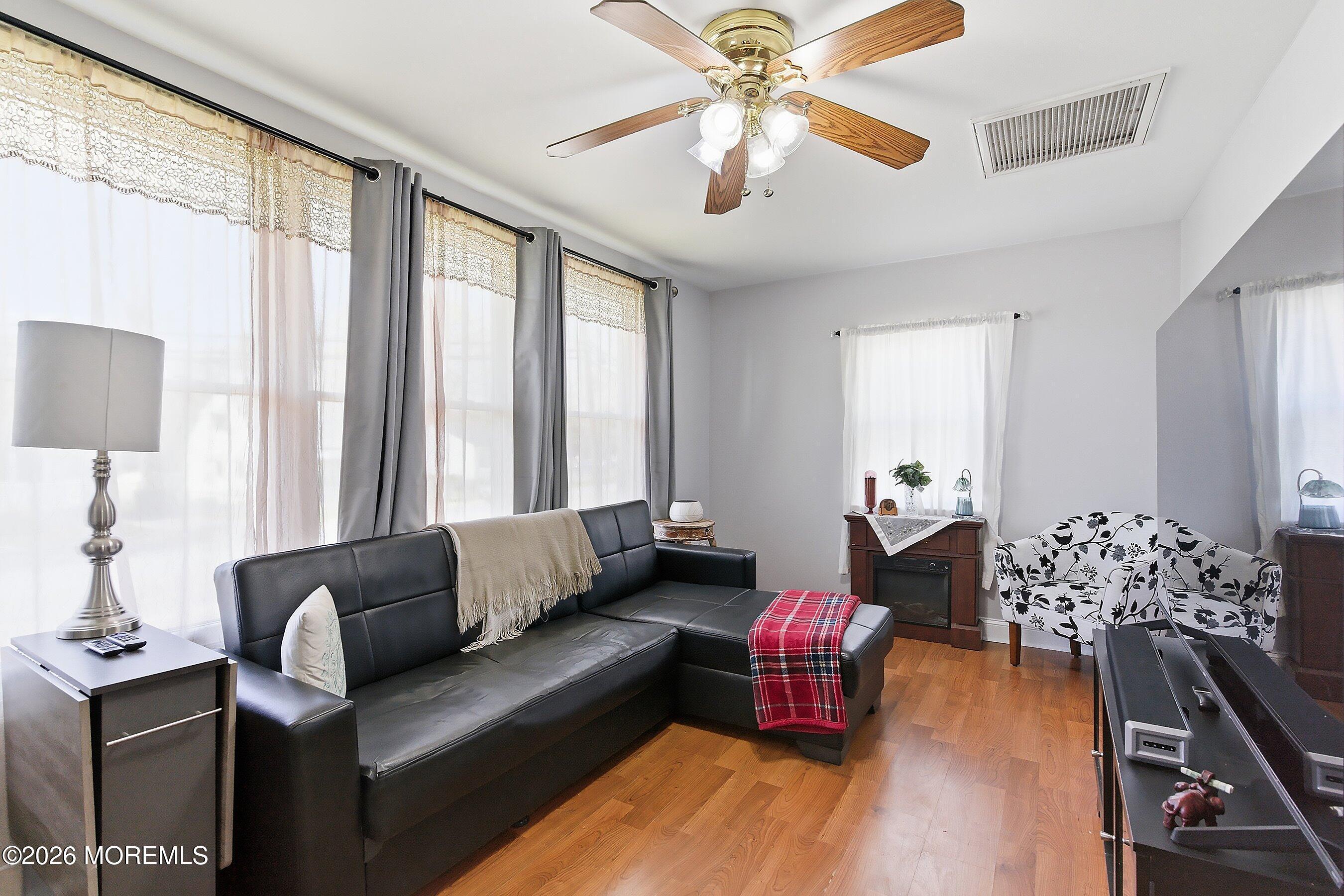 Image 3: 04-Living 1A