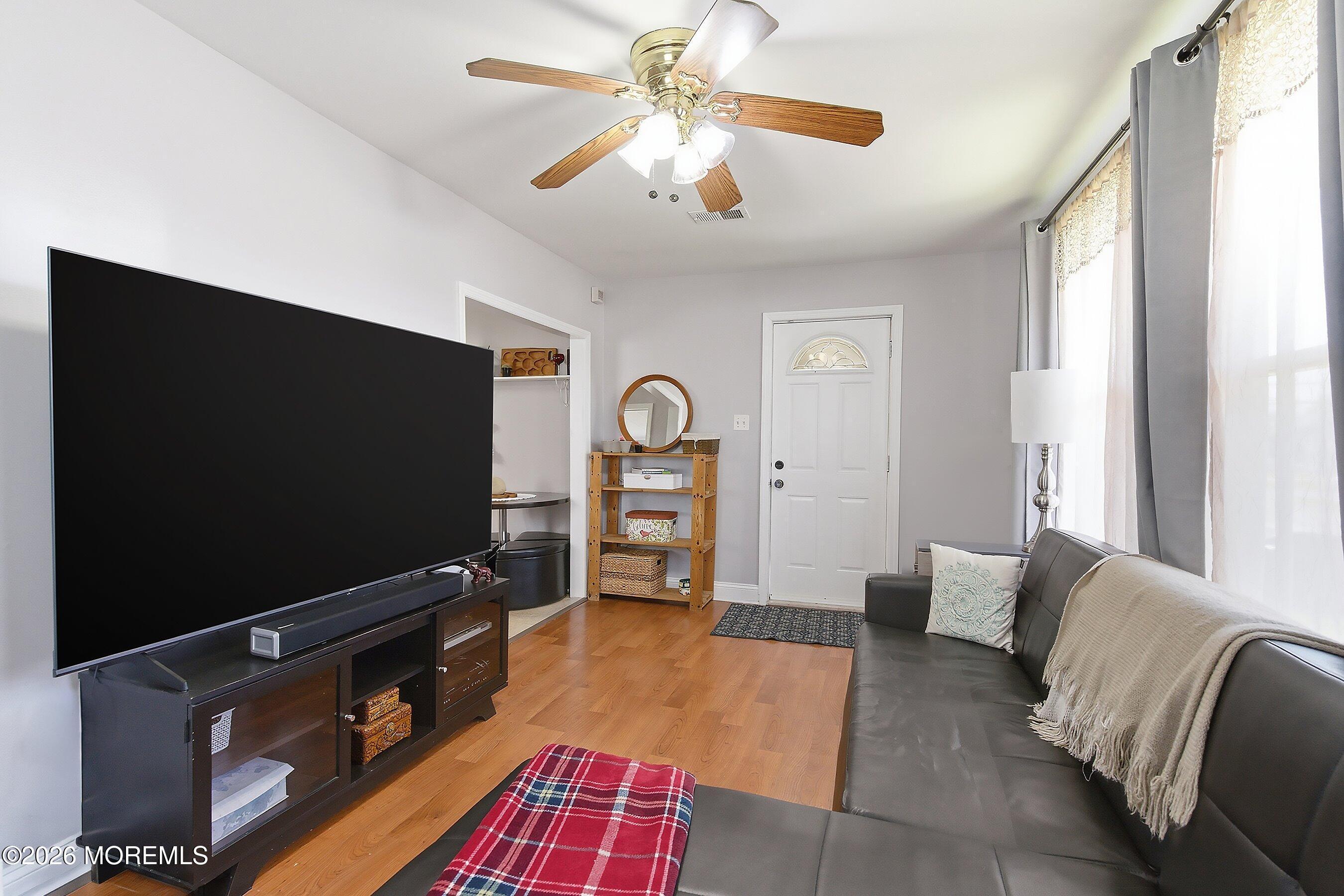 Image 4: 06-Living 1C