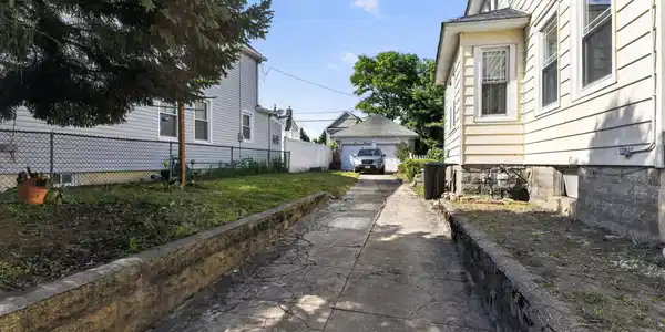 Image 4: driveway to G