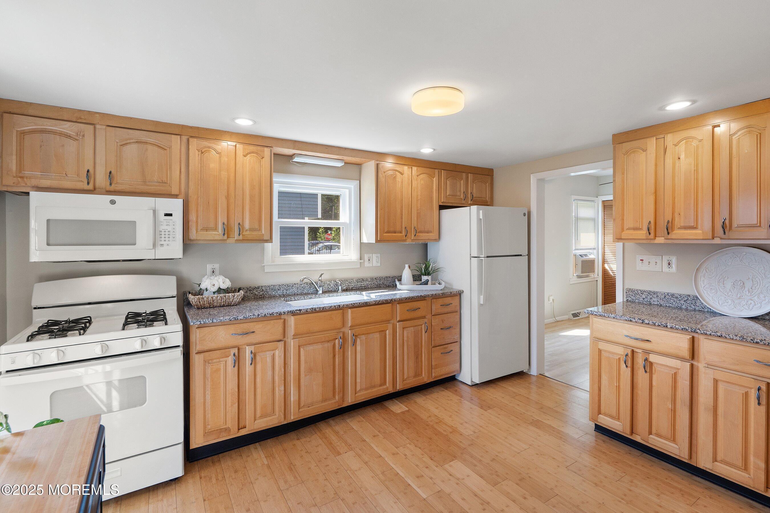 Image 3: Spacious kitchen