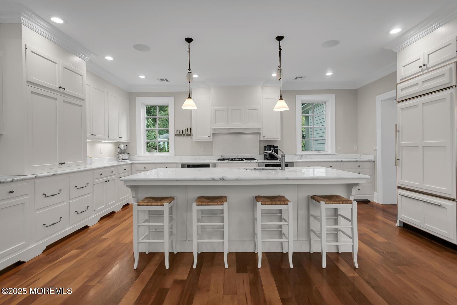 Image 2: Eat-in Kitchen