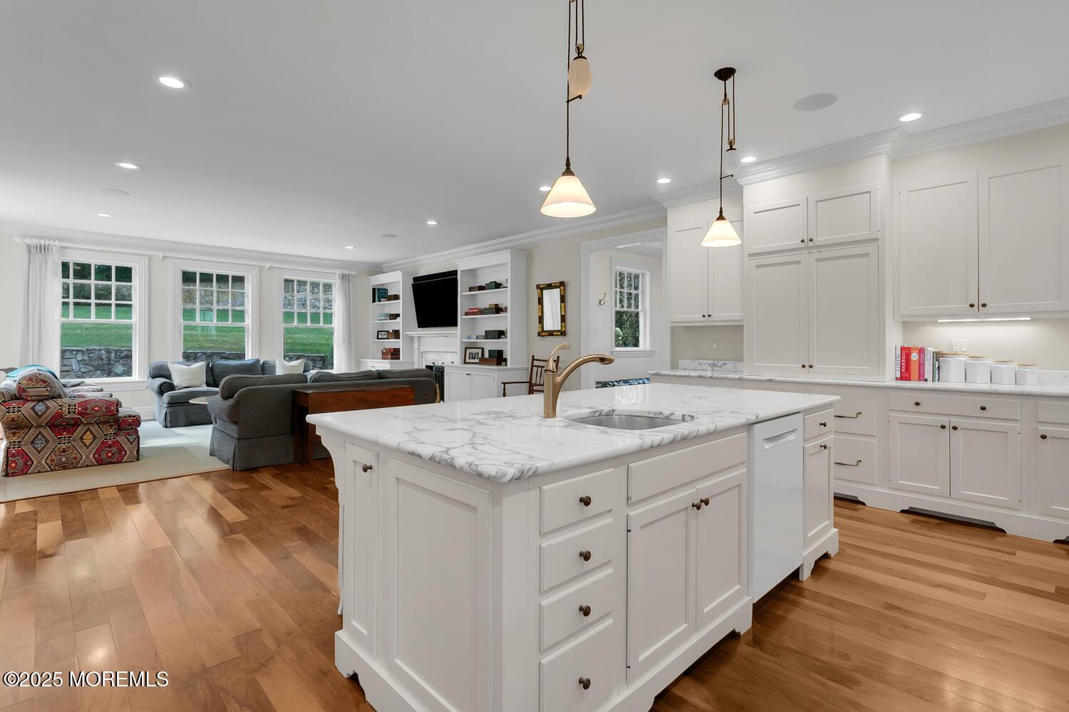 Image 3: Open floor plan