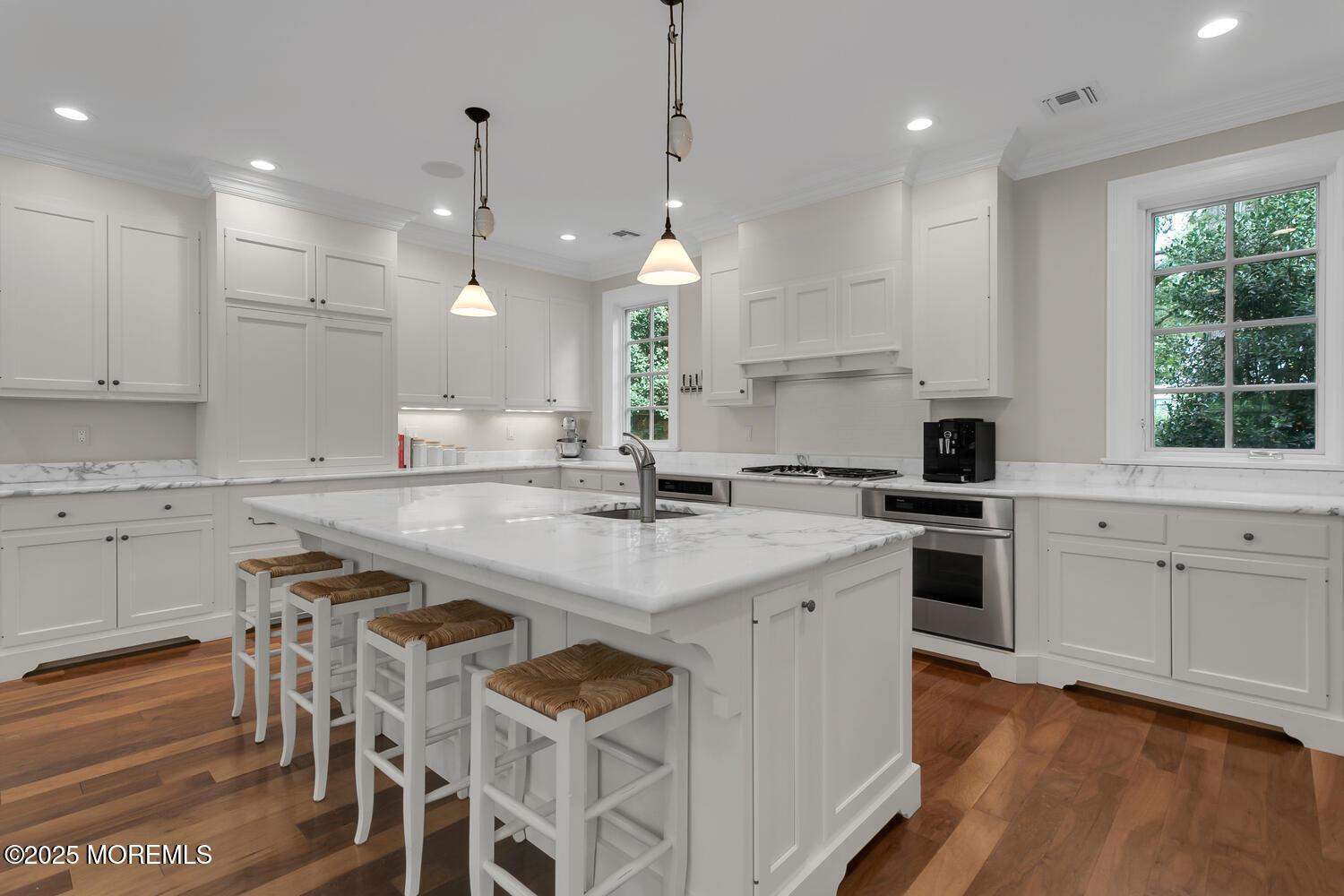 Image 4: Eat-in Kitchen