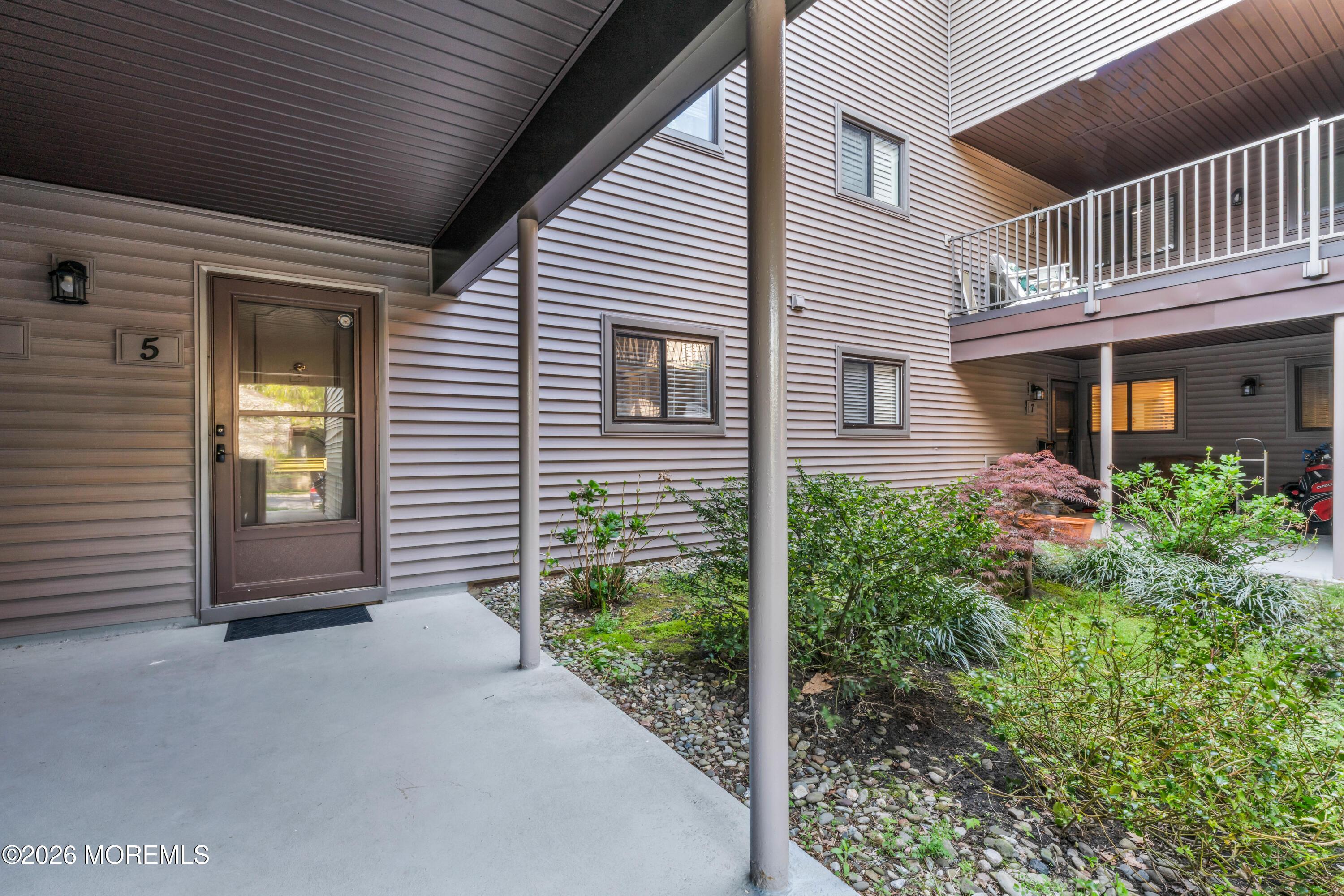 Image 2: HOM06451