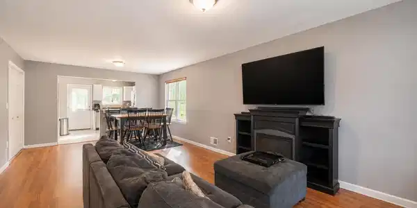 Image 2: Living Room 1